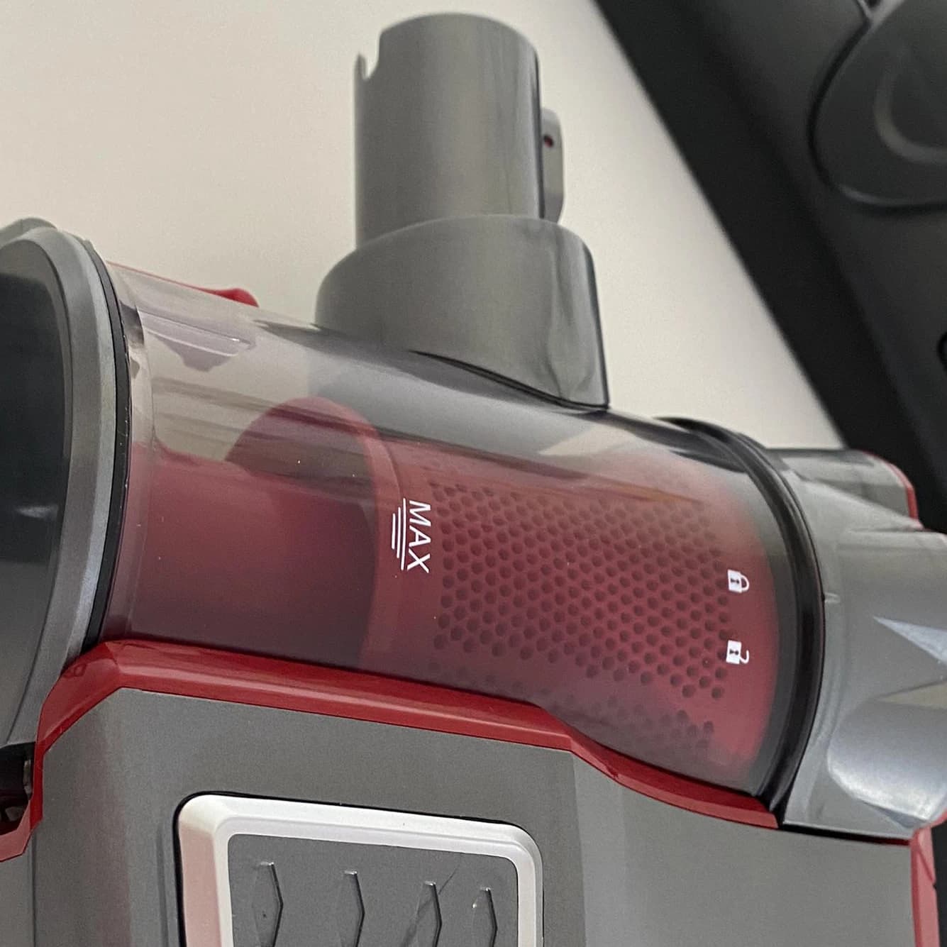 The dust container and the joint at the top of the body