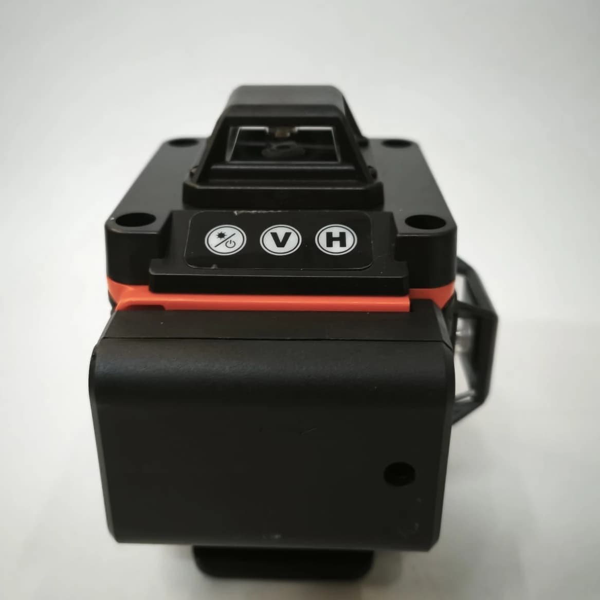 Top of the laser level, with the keypad and the battery cover